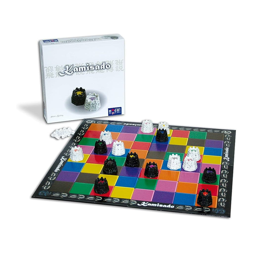 Boîte du jeu Kamisado et plateau coloré avec tours dragons, jeu de stratégie abstrait pour 2 joueurs édité par HUCH!